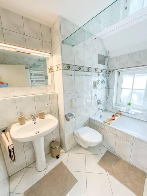Ferienwohnung Kaiserblick Иринген Екстериор снимка